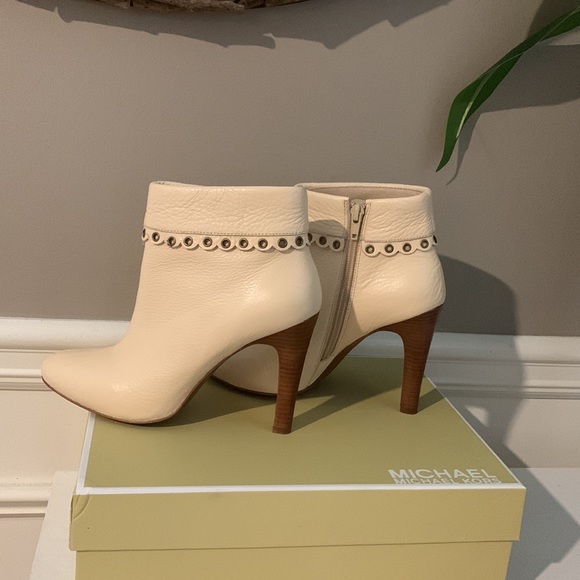 Michae Kors Woman’s Roadie Cream Bootie Size 7 - Picture 9 of 14